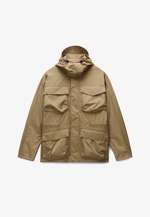 Bēša ūdensnecaurlaidīga jaka ar kapuci, aprīkota ar priekšējo rāvējslēdzēju, četriem lieliem priekšējiem kabatām un gludu, matētu virsmu.