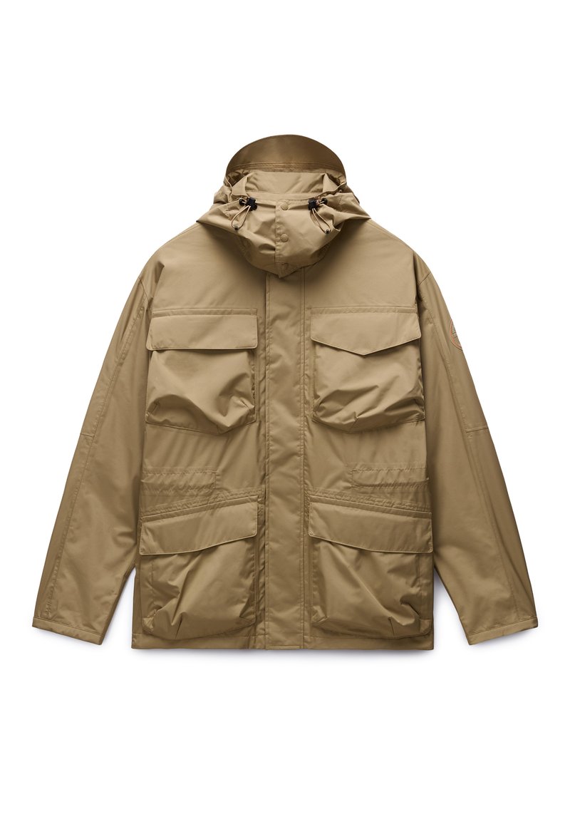 Μπεζ αδιάβροχο μπουφάν με κουκούλα, που διαθέτει κλειστή μπροστινή ζώνη με φερμουάρ, τέσσερις μεγάλες μπροστινές τσέπες και λεία, ματ υφή.
