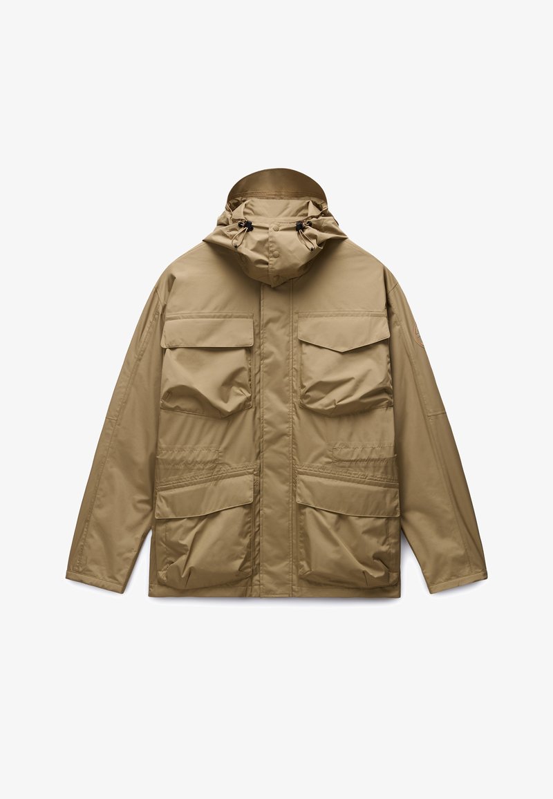Tan jakna vodootporna s kapuljačom, ima prednji zatvarač, četiri velika prednja džepa i glatku, mat teksturu.