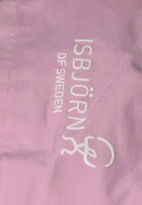 Rosa jacka med texten "ISBJÖRN OF SWEDEN" i vitt. Materialet verkar slätt med en subtil lyster. Enkelt design utan ytterligare mönster.