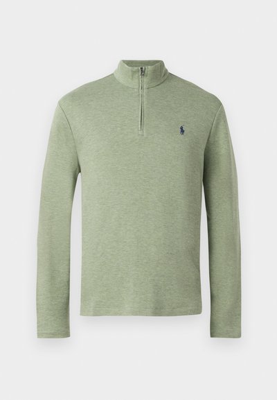 Ανοιχτό πράσινο μακρυμάνικο pullover τύπου quarter-zip με όρθιο γιακά και μικρό κεντημένο ναυτικό λογότυπο στο αριστερό στήθος.