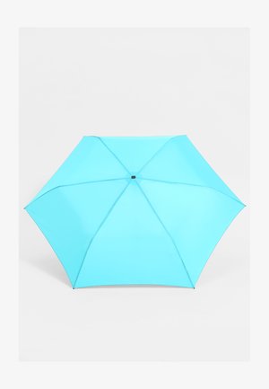 Un parapluie bleu clair de forme hexagonale, fabriqué en tissu lisse, avec un moyeu central et de fines baleines noires.