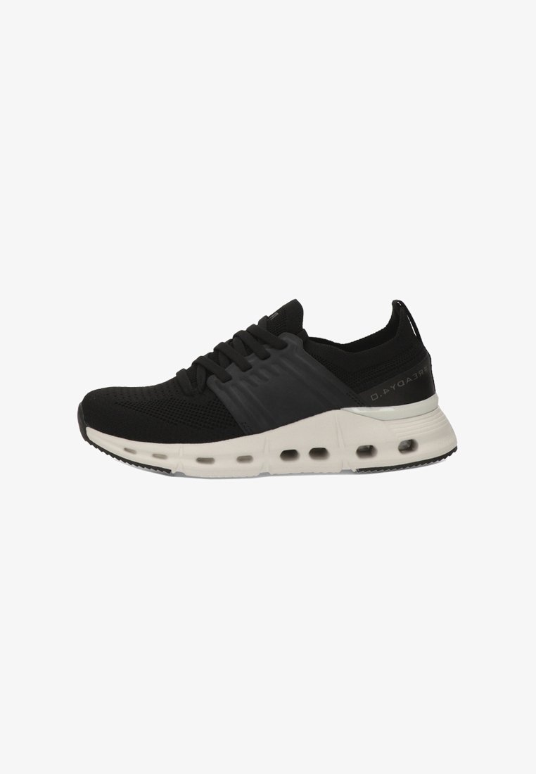 Zapatilla deportiva negra con parte superior de punto, suela blanca gruesa con agujeros de ventilación y bucles para los cordones en los laterales.