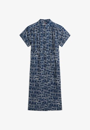 Robe midi bleu marine à manches courtes avec motif géométrique en forme de briques blanches, boutonnière à l'avant, col et ceinture assortie en tissu à la taille.