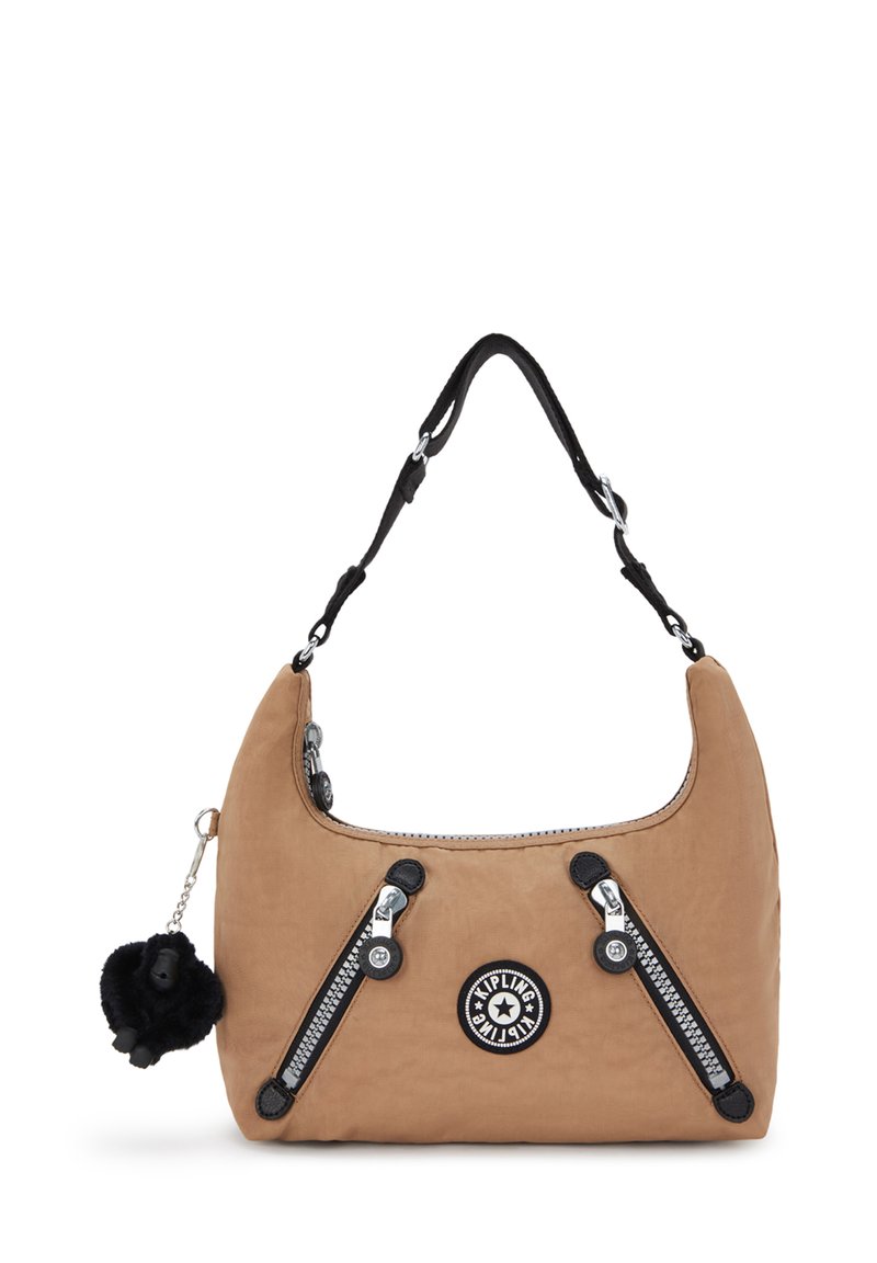 Vaalea ruskea Kipling-käsilaukku, jossa on musta säädettävä olkahihna, vinot etuvetoketjut, pyöreä logopatch ja musta karvainen avaimenperä.