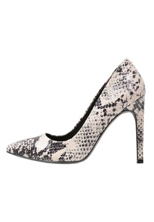Python-mønstrede højhælede sko i nuancer af beige og sort, med spids tå og slankt design, der har en struktureret overflade.
