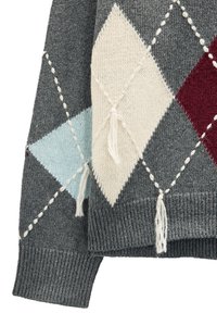 Szary sweter z dzianiny w wzór argyle w kolorach niebieskim, kremowym i burgundowym. Posiada teksturowany materiał oraz dekoracyjne frędzle przy szwach.