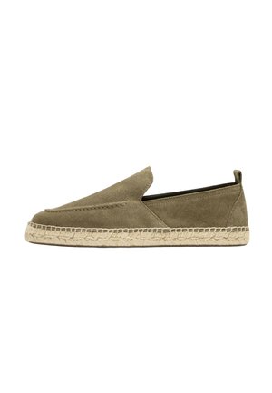 Espadrille en daim vert olive à enfiler avec semelle en jute cousue et languette au talon, vue de profil sur fond blanc.