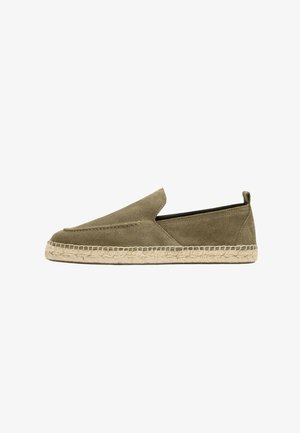 Olivgrüne Veloursleder-Slipper-Espadrille mit genähter Jutesohle und Zuglasche an der Ferse, im Profil auf weißem Hintergrund gezeigt.