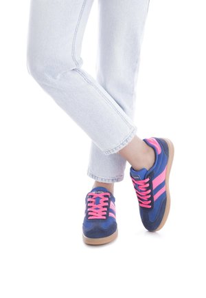Blauwe sport schoenen met roze veters en strepen, gemaakt van suede en rubber. Het ontwerp heeft een lage hals en gestructureerde accenten.