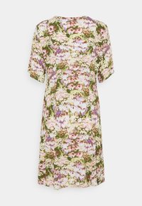 Robe fleurie avec manches courtes, encolure ronde et silhouette évasée. Les couleurs dominantes sont le vert, le rose et le violet.