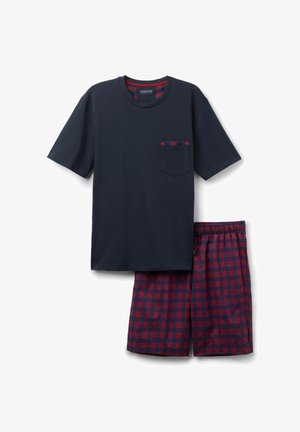 Marineblauw T-shirt met korte mouwen en een patroon bij de zak, gecombineerd met bijpassende rood- en marineblauwe geruite korte broek met elastische tailleband.