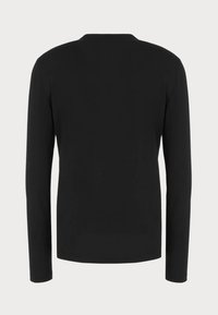 Maglietta nera a maniche lunghe realizzata in tessuto morbido, con colletto rotondo e una superficie liscia priva di etichette o motivi visibili.