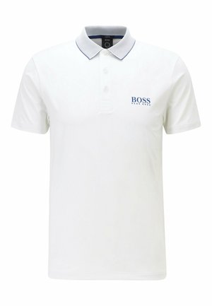Biała koszulka polo z krótkim rękawem, z fakturowanym kołnierzem i niebieskim logo "BOSS HUGO BOSS" na lewej piersi.