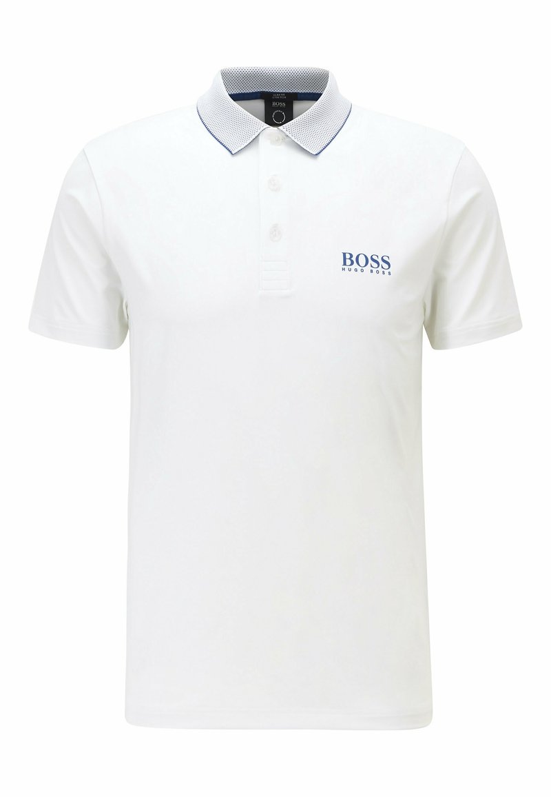 Polo blanc à manches courtes avec un col texturé et un logo bleu "BOSS HUGO BOSS" sur la poitrine gauche.