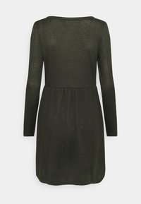 Abito khaki a maniche lunghe con scollo rotondo, tessuto testurizzato e vita arricciata. Arriva a metà coscia con orlo dritto.