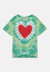 Camiseta de tie-dye en verde y azul con un gran diseño de corazón rojo, cuello redondo y mangas cortas. Textura de tela suave.