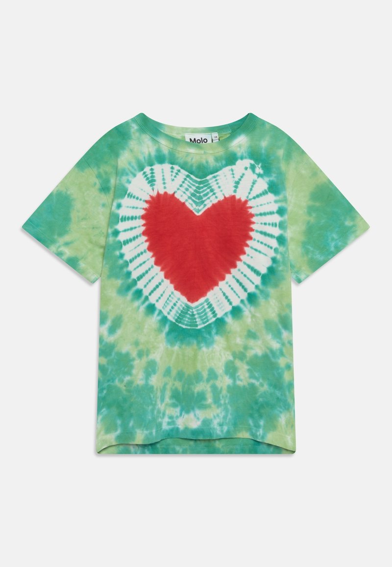Camiseta de tie-dye en verde y azul con un gran diseño de corazón rojo, cuello redondo y mangas cortas. Textura de tela suave.