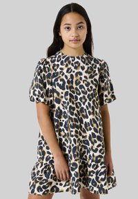 Vestido de leopardo con mangas cortas abullonadas, escote redondeado y dobladillo con volantes. Los colores incluyen beige, negro y marrón. Textura de tejido suave.