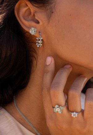 My Jewellery, STUDS WITH RANUNCULUS FLOWER AND IMITATION PEARL - Pendientes - zilver stainless steel