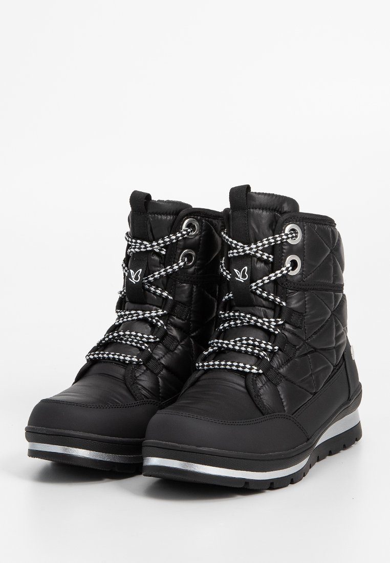 Czarne pikowane botki za kostkę z teksturowanej syntetycznej cholewki, srebrny akcent na podeszwie i czarno-białe sznurowadła w paski.