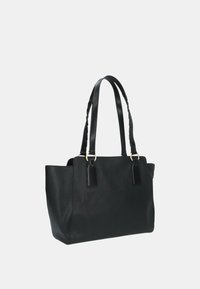 Borsa a tracolla in pelle nera con due manici lunghi, texture liscia, forma rettangolare e accenti in metallo dorato.