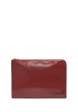 Roter, glänzender Lederbeutel mit Reißverschluss. Hat eine glatte Textur und das eingeprägte „LIEBESKIND BERLIN“ am unteren Ende. Rechteckige Form.