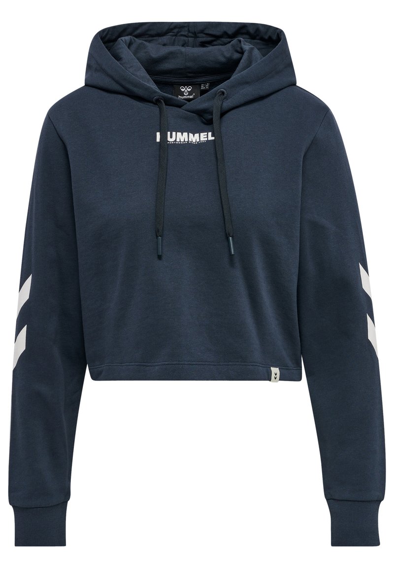 Granatowy krótki hoodie wykonany z miękkiego, teksturowanego materiału. Posiada kaptur, sznurki i kontrastowe białe chevrony na rękawach. Logo Hummel wydrukowane z przodu.