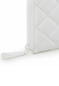 Pochette bianca trapuntata con superficie texturizzata, leggermente lucida, e un tirazip decorativo. Forma compatta e rettangolare.