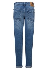 Jeans de mezclilla en azul medio con pierna recta, dobladillos enrollados y dos bolsillos traseros con un diseño cosido. Parche de cuero marrón en la cintura.