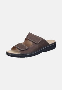 Sandale à glisser en cuir marron avec deux sangles réglables en Velcro, design ouvert à l'avant arrondi et semelle intérieure rembourrée, sur une semelle en caoutchouc noir.