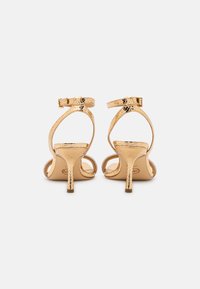 MICHAEL Michael Kors CARRIE  - Sandaalid - gold
