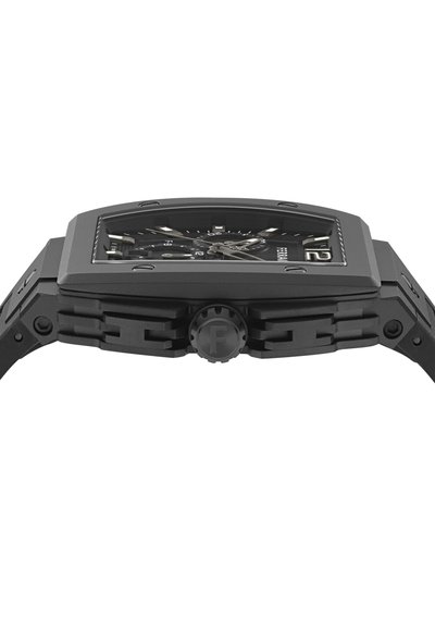 Čierne obdĺžnikové hodinky na zápästie s vystúpeným kryštalickým sklom, čiernym ciferníkom, striebornými ručičkami a textúrovaným gumovým remienkom, pohľad z boku.