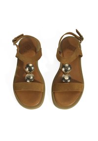Bruine suede sandalen met drie metallic decoratieve bollen, een band over de tenen en een enkelband met een gesp. Platte zool.