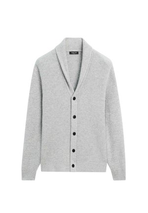 Šedý žebrovaný kardigan s šálovým límcem, sedmi černými knoflíky a dlouhými rukávy. Má měkkou texturu a přiléhavý lem.