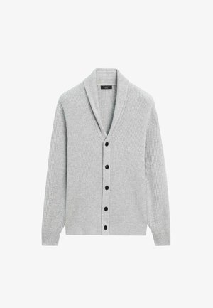 Šedý žebrovaný kardigan s šálovým límcem, sedmi černými knoflíky a dlouhými rukávy. Má měkkou texturu a přiléhavý lem.