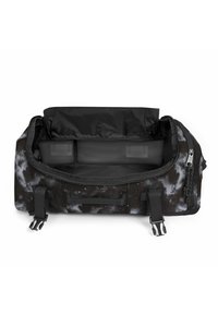 Sac polochon noir avec imprimé galaxie, accents blancs et gris, double fermeture éclair, et intérieur spacieux non doublé.
