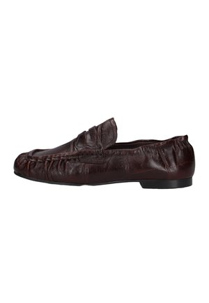 Donkerbruine leren loafer met lage hak, geplooide leren details en een pennyriem over de bovenzijde, getoond in zijaanzicht.