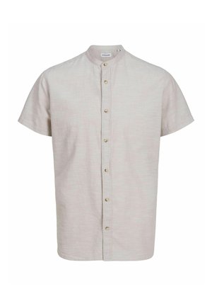 Chemise à manches courtes, rose clair, avec un col mandarin, présentant une texture subtile et des boutons de couleur naturelle sur le devant.