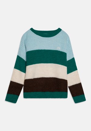 Strikkegenser med brede striper i teal, lyseblå, krem og brun. Ribbestrikket tekstur med rund hals og lange ermer.