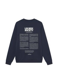 Sudadera azul marino con un gran texto impreso en la parte posterior. El texto es blanco, con fuentes en negrita y regular, que detalla la filosofía de la marca.