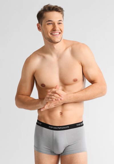 Boxeri gri cu talie neagră, având logo-ul "Emporio Armani". Material neted și elastic, design ajustat și lungime până la mijlocul coapsei.