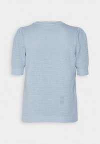 Suéter de punto azul claro con mangas cortas en forma de globo y cuello redondo. Presenta un tejido texturizado y puños y dobladillo acanalados.