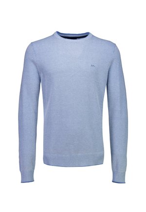 Lichtblauwe trui met structuur, lange mouwen, ronde hals, geribbelde boorden en zoom, en een klein geborduurd logo op de borst.