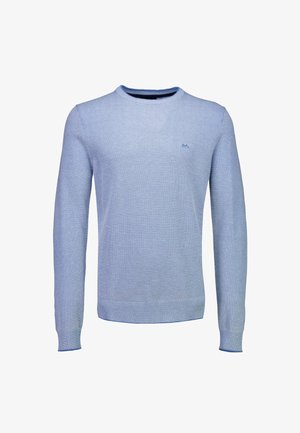 Lichtblauwe trui met structuur, lange mouwen, ronde hals, geribbelde boorden en zoom, en een klein geborduurd logo op de borst.