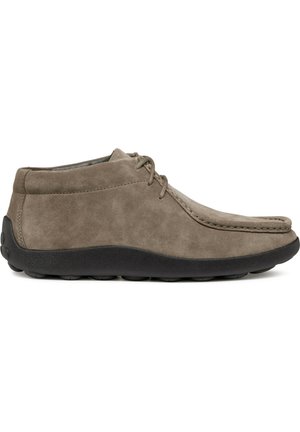 Stivali alla caviglia in suede grigio con punta arrotondata, caratterizzati da cuciture tono su tono e suola in gomma nera con superficie texturizzata. Stringhe per una vestibilità sicura.