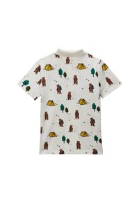 Chemise blanche à manches courtes avec des ours bruns, des tentes jaunes et des arbres verts imprimés dans un motif de camping répétitif.