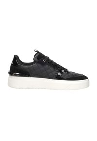 Zwarte gepatineerde leren sneakers met quilted ontwerp, witte zool en zwarte veters. Heeft een ronde neus en metallic accenten op de hak.