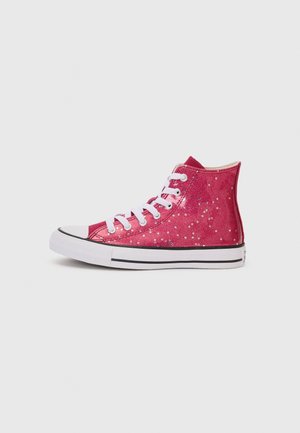 Hoher pinker Glitzer-Sneaker mit weißen Schnürsenkeln, weißer Gummisohle und kleinen silbernen Sternmustern an der Seite.