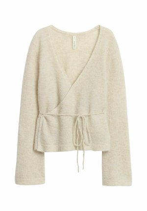 Beige strikket omslagstrøje med lange ærmer og bælte i taljen, med V-hals og blød tekstur.